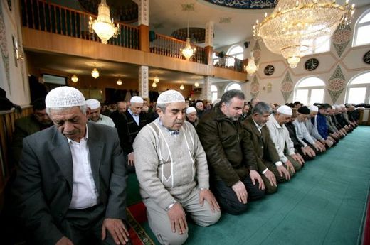 Muslimové při modlitbě v Kolíně.