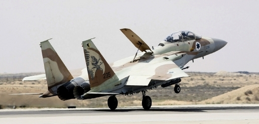 Izraelští piloti pravidelně cvičí dálkové lety.