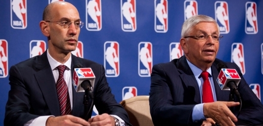 Jednání mezi hráči a vedení NBA (vpravo komisionář David Stern) jsou stále neúspěšná.