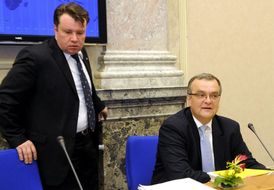 Po Martinu Kocourkovi (vlevo) se uvolní místo na ministerstvu průmyslu a obchodu.