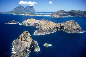 Hlavní ostrov doprovází několik menších ostrůvků.
