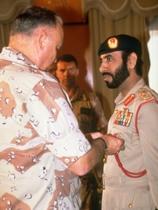 USA pojí spojenectví s Emiráty od první války proti Iráku v roce 1991. Tehdejší americký velitel spojeneckých sil Norman Schwarzkopf dekoruje svého protějška z Emirátů.