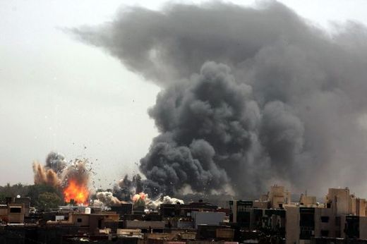 NATO bombarduje Tripolis.