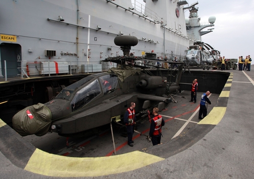 Vrtulníky Apache si připravujíi akci nad Libyí.