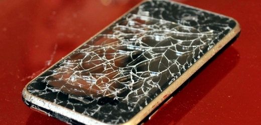 Vadný iPhone od společnosti Apple (ilustrační foto).