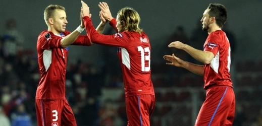 Tomáš Sivok (vpravo) se raduje se spoluhráči.