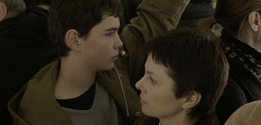 Hlavní role v Osmdesáti dopisech hrají muzikantka Zuzana Lapčíková a neherec Martin Pavluš.