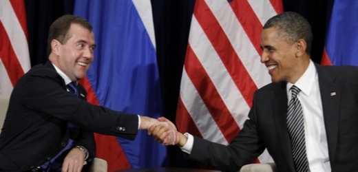 Barack Obama (vpravo) s Dmitrijem Medveděvem.