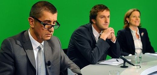 Andrej Babiš (vlevo) si v televizních Otázkách Václava Moravce rozhodně nebral servítky.