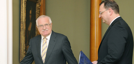 Premiér Nečas (vpravo) odnese prezidentu Klausovi (vlevo) demisi ministra Kocourka.