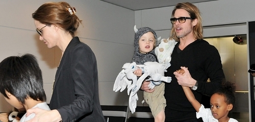 Brad Pitt s Angelinou Jolie a dětmi na premiéře filmu Moneyball.