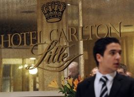 Kuplířská síť Lillois z luxusního hotelu Carlton v severofrancouzském městě Lille vysílala prostitutky i do New Yorku, z čehož tehdejší šéf MMF Strauss-Kahn údajně profitoval.