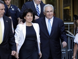 Ještě v létě, v době svého propuštění z newyorského domácího vězení, byl Strauss-Kahn ve francouzských médiích líčen jako obětní beránek prudérních Američanů.