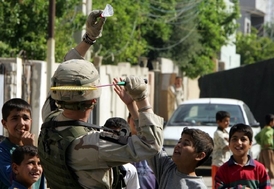 Badminton hrají i vojáci jiných armád, ale ve svém volném čase. Na snímku americký voják v Iráku.