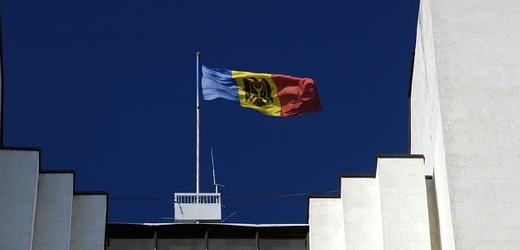 Moldavská státní vlajka nad prezidentským palácem.