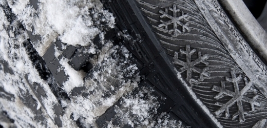 Přiznivé počasí lehce snížilo ceny některých zimních pneumatik. Ilustrační snímek.