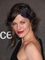 Herečka Mila Jovovichová si ozdobila účes elegantní čelenkou.