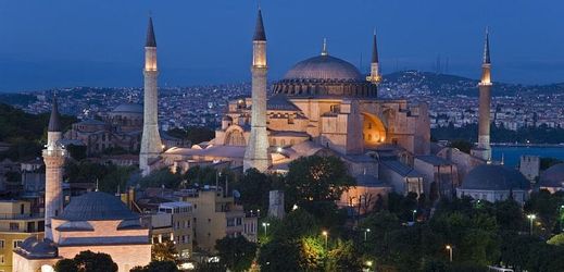 Turecký Istanbul popisují servery jako město dvou tváří, v němž se střetává asijská a evropská kultura, a stojí podle nich za to oba protiklady navštívit. Není divu: Istanbul se rozkládá na dvou kontinentech současně a právě to ho činí zcela jedinečným.