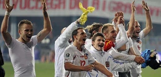 Čeští fotbalisté slaví postup na Euro.