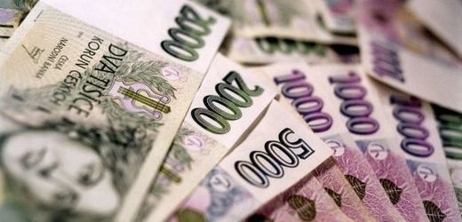 Česká koruna přestala být pro investory atraktivní.
