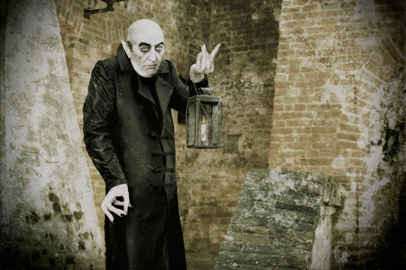 Herec Bolek Polívka jako filmový upír Nosferatu režiséra F. W. Murnaua z roku 1922.