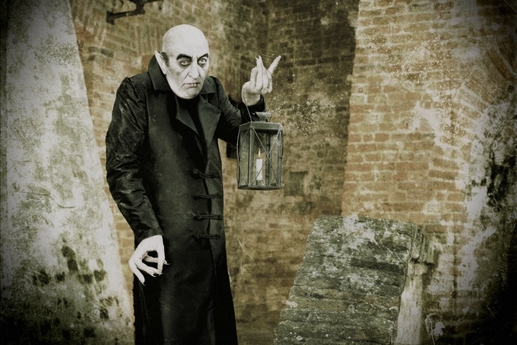 Herec Bolek Polívka jako filmový upír Nosferatu režiséra F. W. Murnaua z roku 1922.