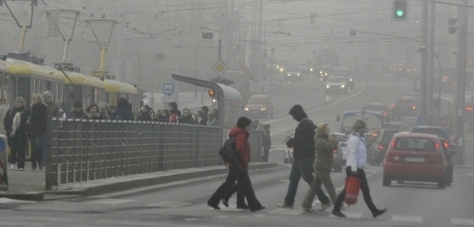 Smog zahalil většinu Česka, snímek pochází z Plzně.