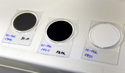 Znečištěné filtry pro čtyřiadvacetihodinový odběr vzorků prachových částic.