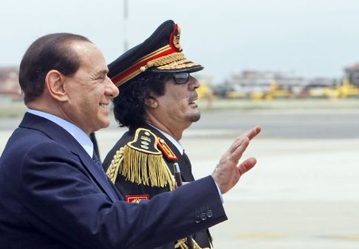 Na rozdíl od přítele Kaddáfího neskončil Berlusconi zahrabán na poušti.