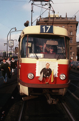 Občanské fórum se 8. prosince definitivně rozhodlo pro kandidaturu Václava Havla na post prezidenta. Na snímku tramvaj s jeho portrétem.