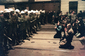 19. listopad 1989. Na emotivním snímku stovky studentů klečí před ozbrojenými složkami, které měly revoluci potlačit.