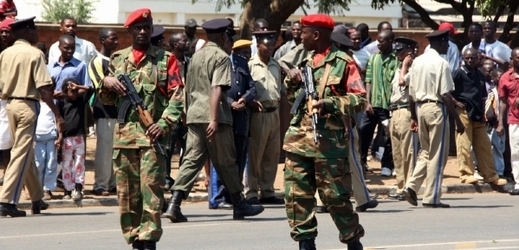 Zambijští vojáci hlídkují v ulicích.