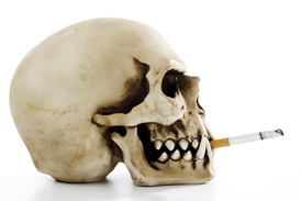 Cigaretu člověk kouří kolem pěti minut. Život ale zkrátí až o půl hodiny, varují lékaři.