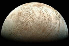 Jupiterův měsíc Europa.