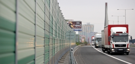 Hluku automobilů v současnosti brání stěny, jako například ta na Jižní spojce. Ilustrační snímek. 