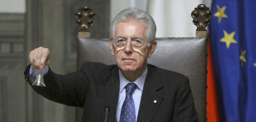 Mario Monti převzal od Berlusconiho zvoneček, kterým zahajuje jednání nové vlády.