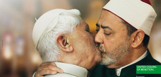 No, radši prý ne. Benedikt XVI. líbající jednoho z egyptských imámů.