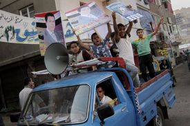 Agitátoři v káhirských ulicích.