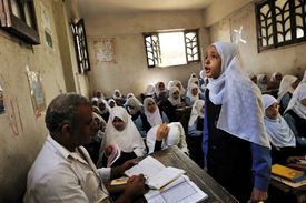 Muslimské bratrstvo je jedním z velkých favoritů voleb. Na snímku dívčí škola.