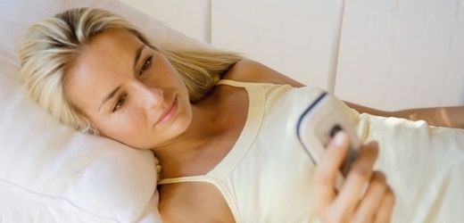 Lidé bez mobilu nemohou být ani v noci. Posílají SMS i ve spánku.