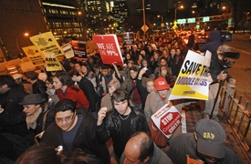 Demonstranti s transparenty v New Yorku.
