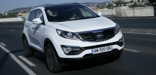 I korejská automobilka Kia ví, že bílá barva vozy prodává - na snímku model Sportage.