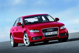 Červené luxusní auto? To evropské zákazníky příliš netáhne. Na ilustračním snímku Audi A4.