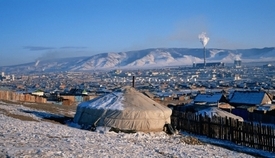 Obyvatele jurtových čtvrtí tvoří nomádi, kteří se do Ulánbátaru přestěhovali s cílem najít si zaměstnání. Bydlí v profukujících plstěných jurtách (gerech), které mongolští kočovníci používali po staletí.