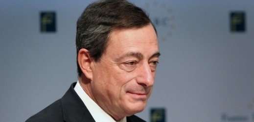 Šéf Evropské centrální banky Mario Draghi tlačí na politiky, aby co nejdříve zprovoznili záchranný fond eurozóny.