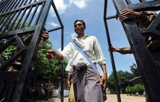 Političtí vězni opouštějí obávané vězení v Rangúnu.