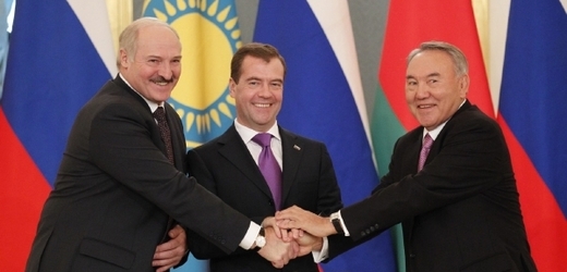 Prezidenti Dmitrij Medveděv (Rusko), Alexandr Lukašenko (Bělorusko) a Nursultan Nazarbajev (Kazachstán) podepsali v Moskvě "cestovní mapu" další integrace svých zemí.