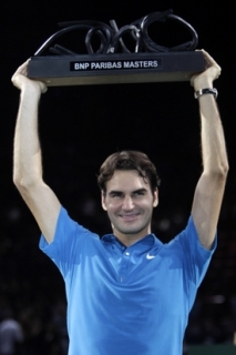 Roger Federer s pařížskou trofejí.