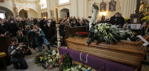 Rozloučení s Ivanem Martinem Jirousem se konalo v kostele karmelitánského kláštera v Kostelním Vydří na Jindřichohradecku. 