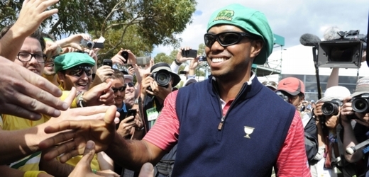 Tiger Woods obklopen australskými fanoušky slaví vítězství v Prezidentském poháru.